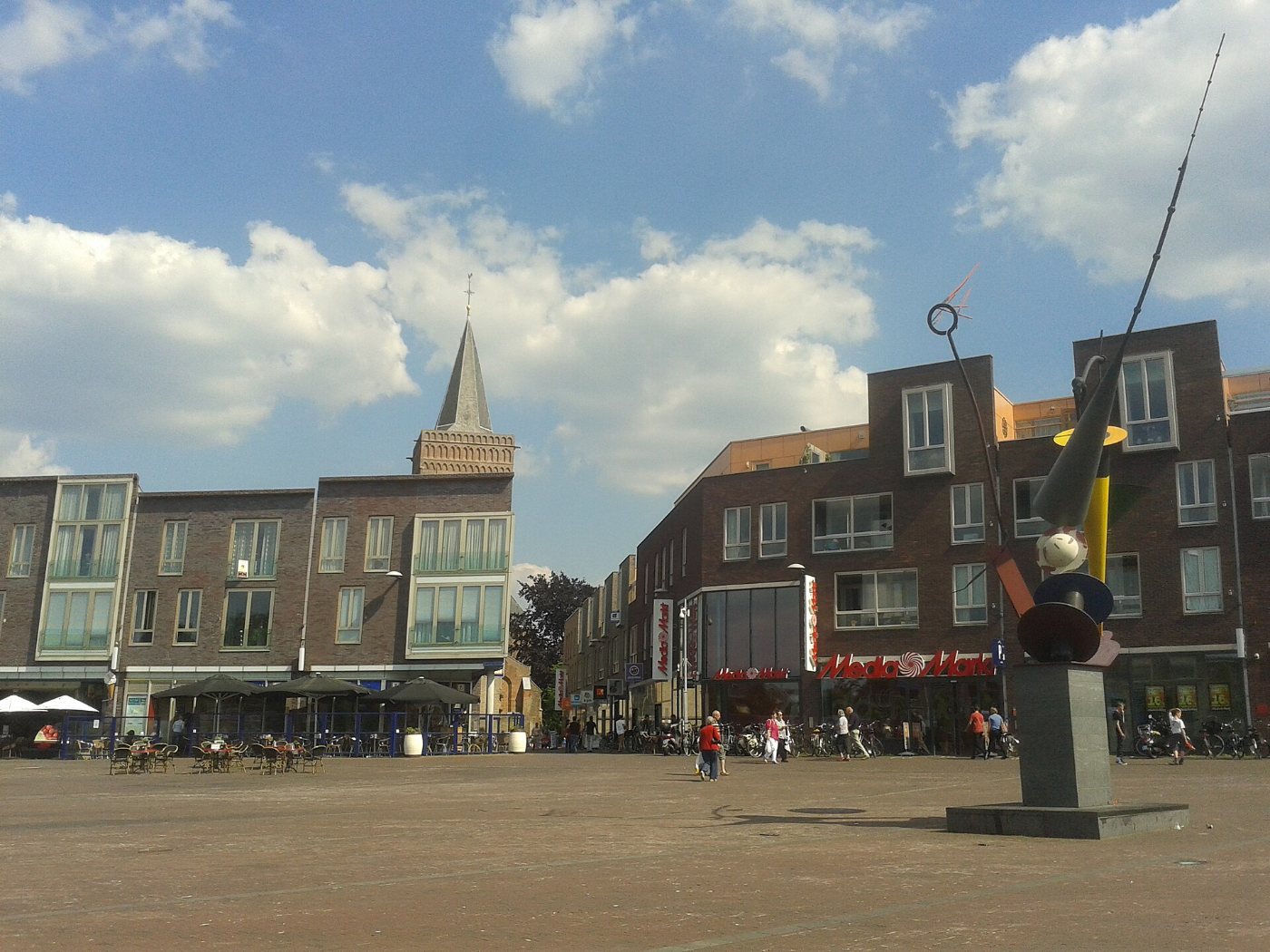 De Vismarkt aan het water in Ede, met terrassen en de Grote Kerk op de achtergrond