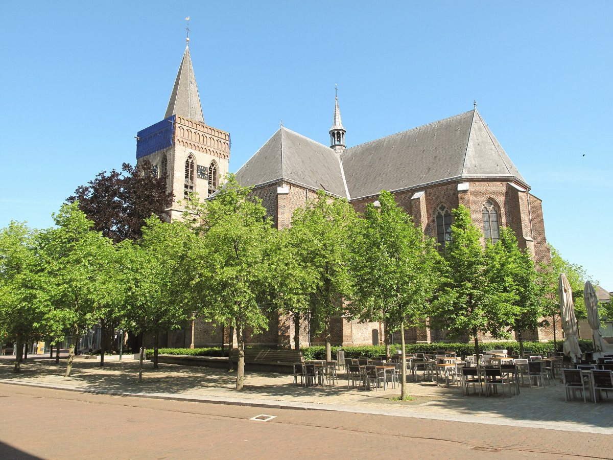 De Grote Kerk en het kasteel van Ede weerspiegeld in het water